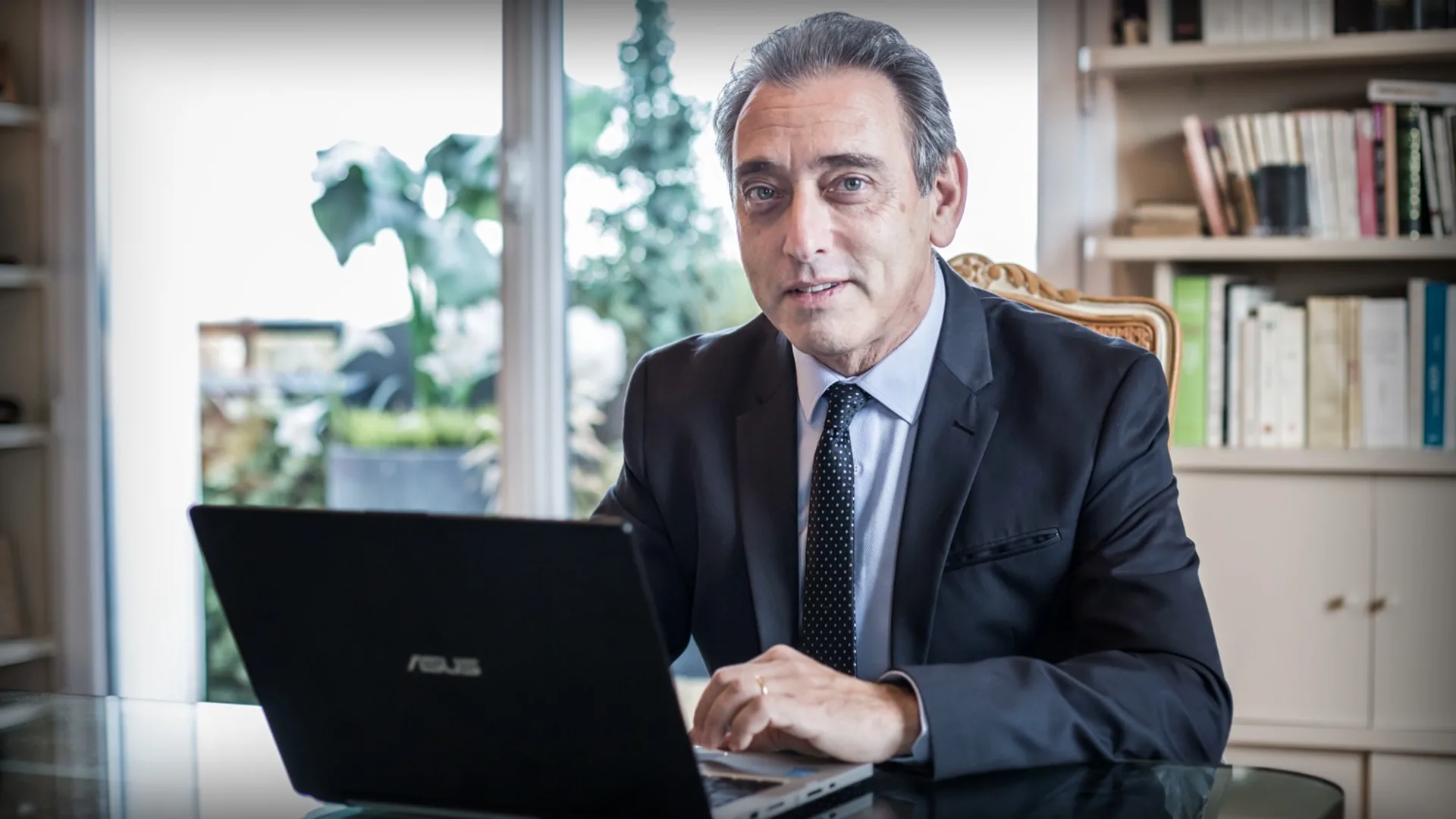 Eric Ermantier, consultant en recouvrement de créances, dans son bureau en lumière naturelle